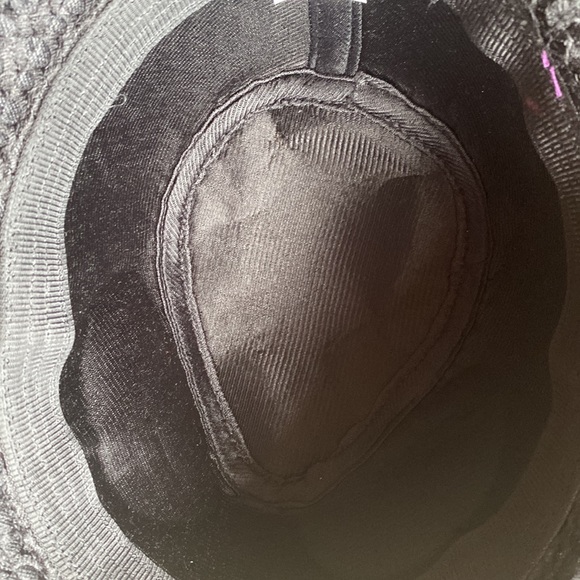 Black size small hat - Picture 3 of 4